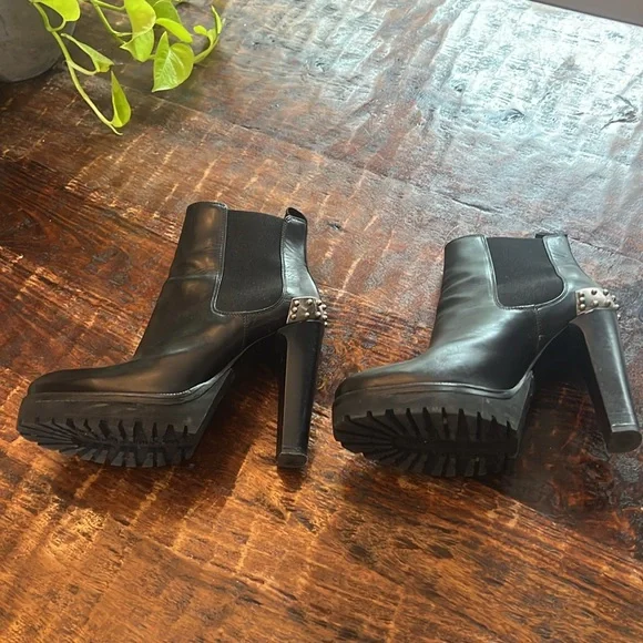 Alexander McQueen Black Leather Ankle Boots with Studded Heel - Picture 4 of 7